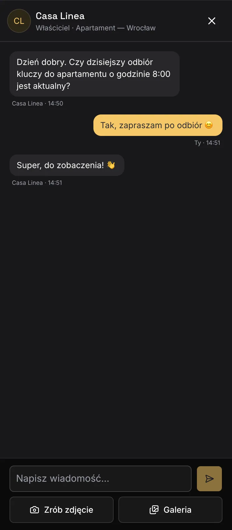 Zrzut ekranu Renoview na telefonie: czat inwestora z firmą, z polem wiadomości i dodawaniem zdjęć. Dane przykładowe.